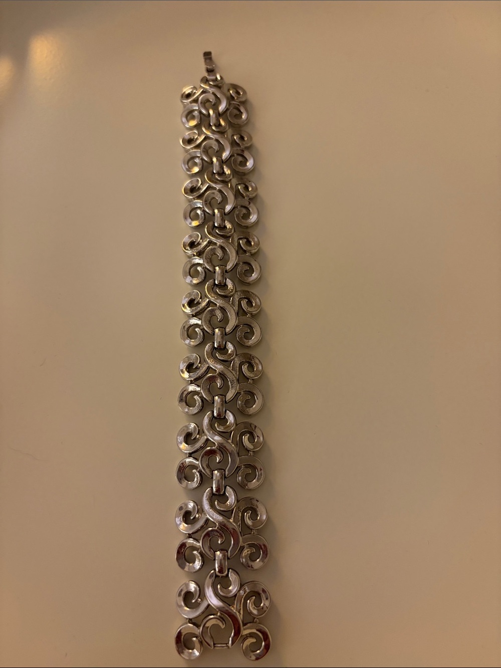 Trifari signed silver tone vintage 1950’s curl scroll motif bracelet. Stunning. - Picture 4 of 6